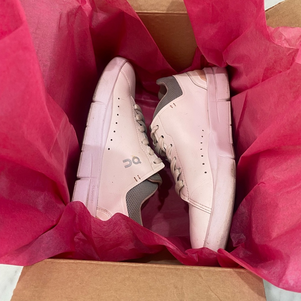 On Cloud The Roger Advantage White and Gray Sneakers